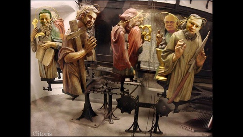 Novodobí apoštolové připraveni ( instalace v roce 2010 )