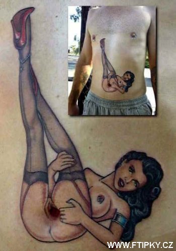 Potetovaný pupek - dívka