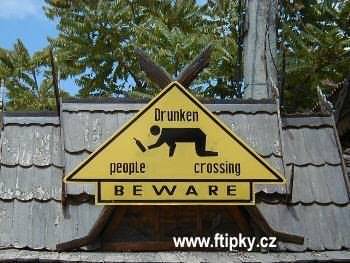 Pozor, zde přecházejí opilci