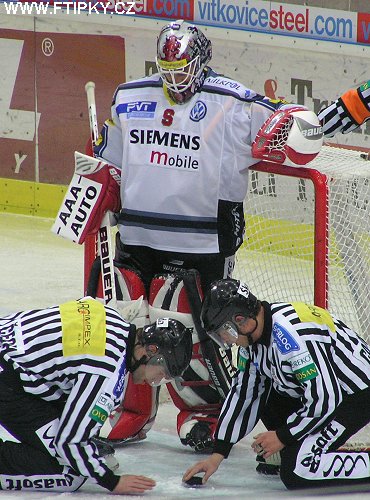 Rozhodčí nebo sluhové?