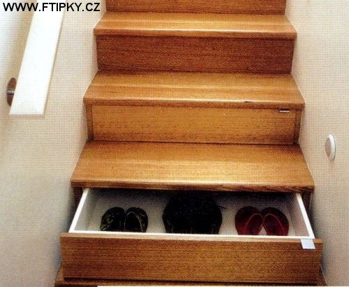 Zásuvky ve schodech